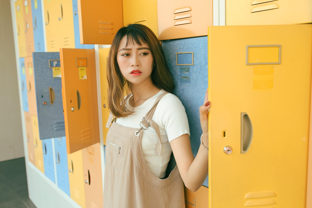 长期沉迷于动漫的女生会是怎样的性格︰(沉迷于动漫厌恶现实怎么办)